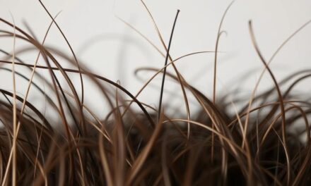 Włosy dysplastyczne – przyczyny, cechy i skuteczna pielęgnacja